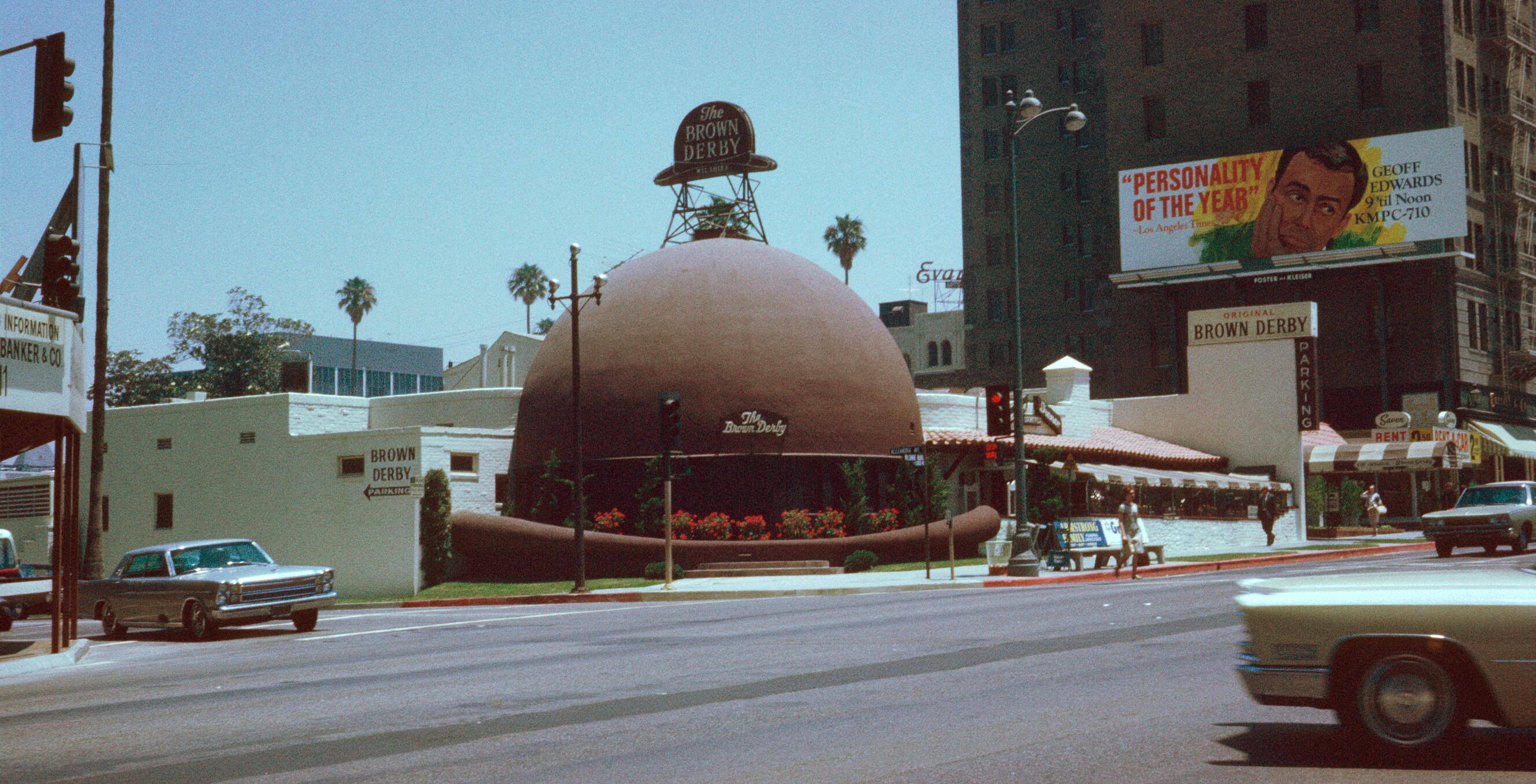 Photo by <a href='http://en.wikipedia.org/wiki/File:Brown_Derby_Restaurant_,_Los_Angeles_,_Kodachrome_by_Chalmers_Butterfield.jpg'>Chalmers Butterfield</a> Photo by <a href='http://en.wikipedia.org/wiki/File:Brown_Derby_Restaurant_,_Los_Angeles_,_Kodachrome_by_Chalmers_Butterfield.jpg'>Chalmers Butterfield</a>